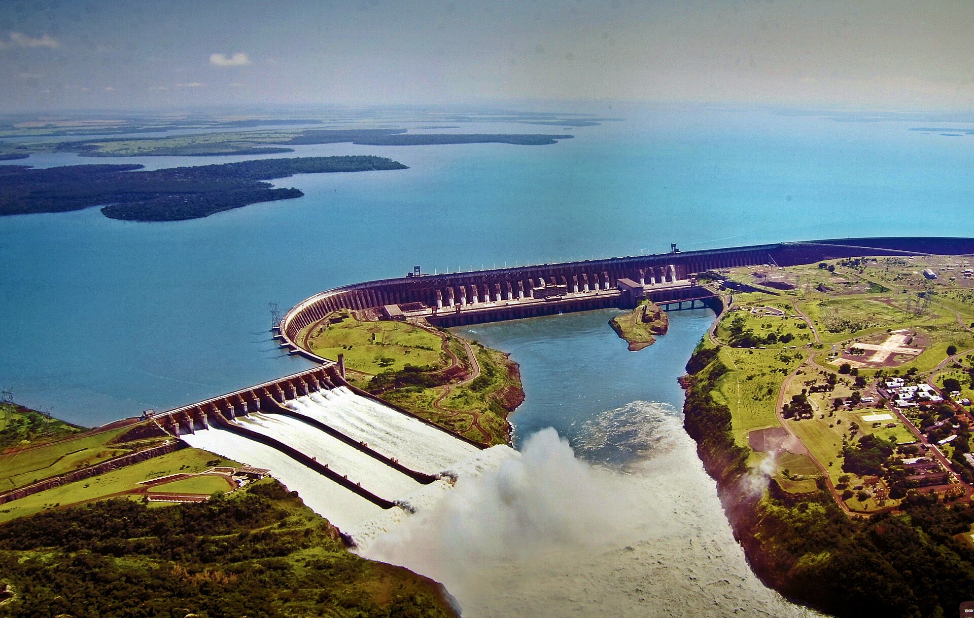 Vista aérea da usina hidrelétrica de Itaipu, com a represa e o vertedouro