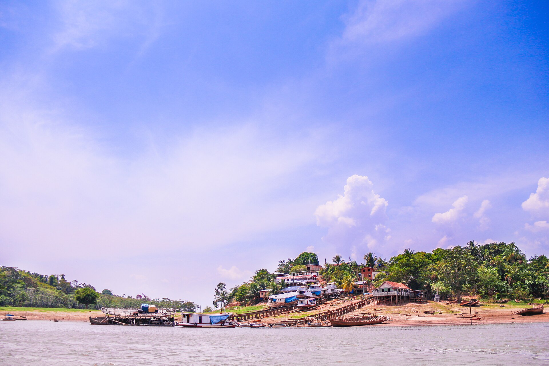 Casas de uma comunidade ribeirinha à beira de um rio no Amazonas